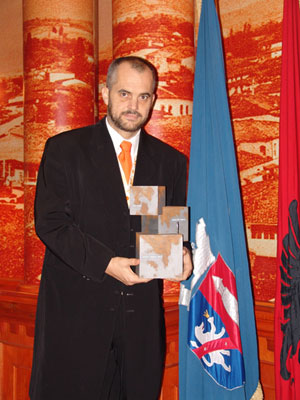 Edi Rama with award 2004